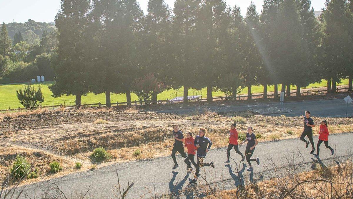 Students runnning around campus