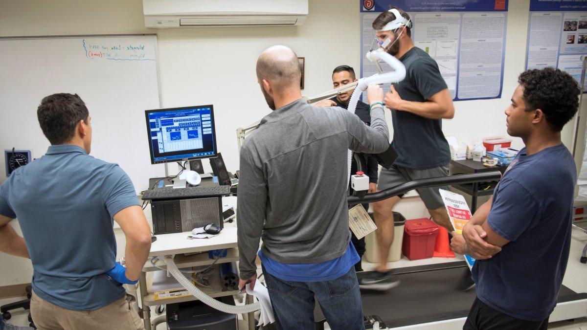 Kinesiology students in the Human Performance Lab.